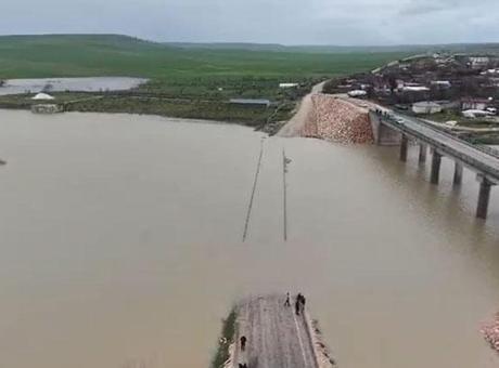 Diyarbakır'da Şiddetli Yağış: Ambar Çayı Taşarak Tarlaları ve Yolu Su Bastı