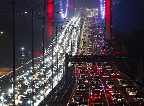 İstanbul'da Bayram Dönüşü Trafik Yoğunluğu Zirveye Ulaştı
