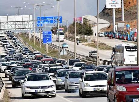 Bayram Dönüşü Yolculuklarında Trafik Intensifleşti: Yoğun Otoyol ve Ana Arterler
