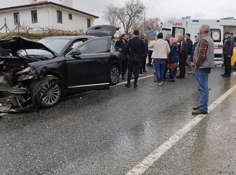 AK Parti Konvoyunda Kaza: 2 Yaralı