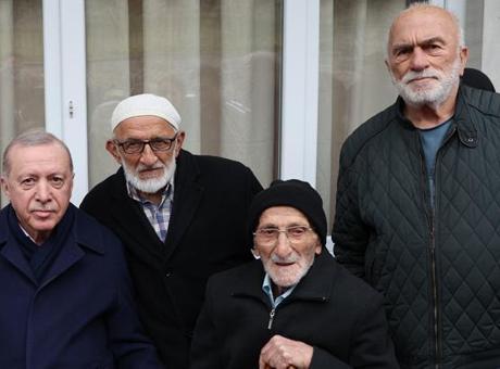 Cumhurbaşkanı Erdoğan, Bayramda Komşuları ile Buluştu