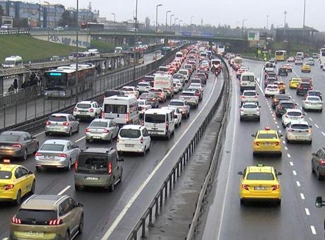 İstanbul'da Bayram Sonrası Pazartesi Trafiği Zirveye Çıktı