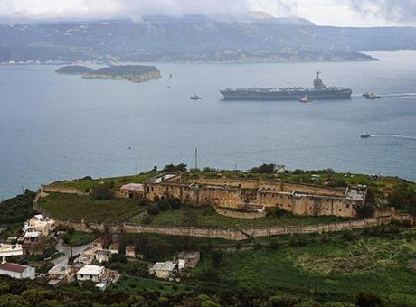 USS Gerald R. Ford Uçak Gemisi, Girit'teki Suda Üssü'nde Onarım İçin Demirledi