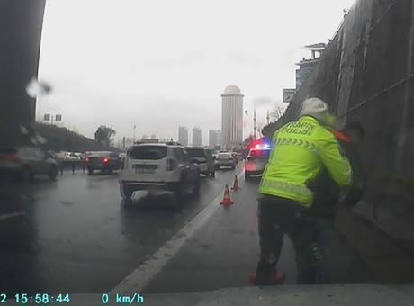 Polis, Araba Kullanırken Boğazına Şeker Kaçan Sürücüyü Kurtardı