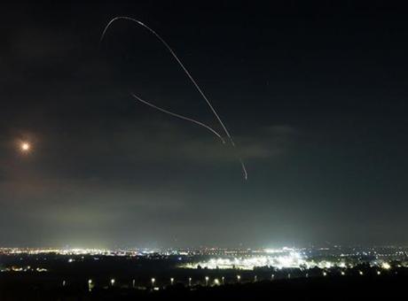 İran'dan İsrail'e İki Dalga Halinde Füze Saldırısı: Gelişmeler