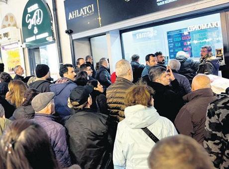 Altın Piyasasında Sert Dalgalanmalar: Yatırımcılar Koştu