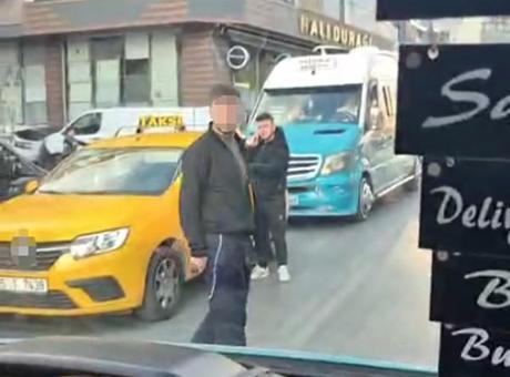 İzmir'de Minibüste Taciz İddiası: Bıçaklı Gerginlik Yaşandı