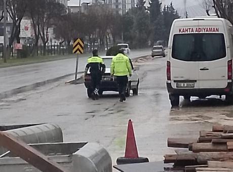 Polis Ekiplerinden Yolda Kalan Sürücüye Anında Destek