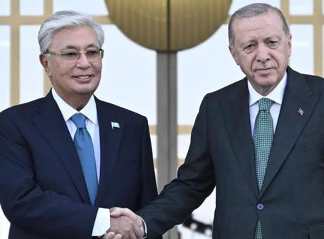 Cumhurbaşkanı Erdoğan, Kazakistan Cumhurbaşkanı Tokayev ile Verimli Bir Görüşme Gerçekleştirdi