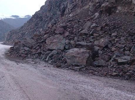 Yüksekova-Hakkari Kara Yolunda Heyelan: Alanda Çalışmalar Başlatıldı