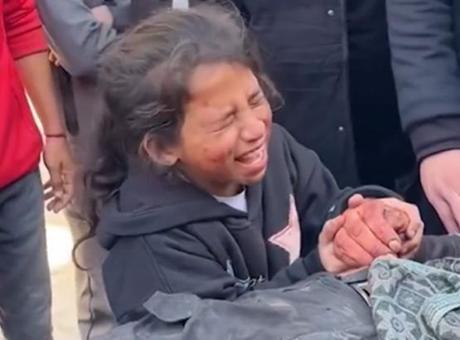 Filistinli Kızın Yürek Burkan Feryadı: 'Lütfen Uyan Baba'