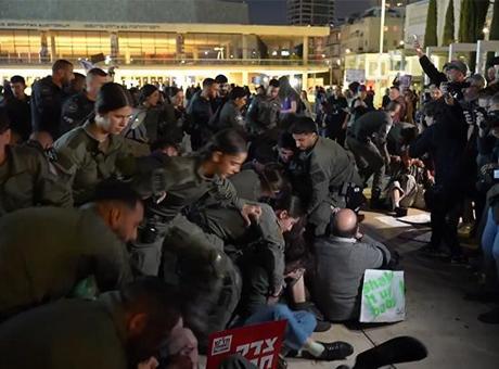 Tel Aviv'de Savaş Karşıtı Protesto: Netanyahu ve Trump Fırtınası