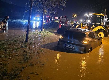 Manisa Turgutlu'da Sağanak Yağış Trafiği Felç Etti