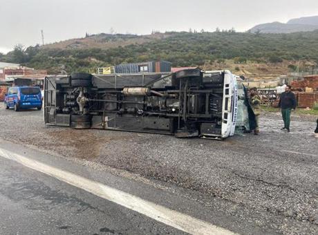 İzmir'de Midibüs Devrildi: 4 Futbolcu Yaralandı