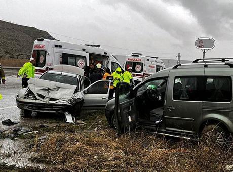 Ankara'da Trafik Kazası: 1 Ölü, 4 Yaralı