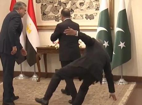 Pakistan Dışişleri Bakanı Dar, Mısırlı Mevkidaşıyla Karşılama Sırasında Düşerek Dikkat Çekti