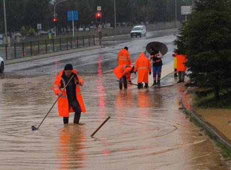 İstanbul'da Sağanak Yağış Hayatı Olumsuz Etkiliyor: Süre Uzun Sürecek