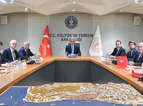 Bakan Ersoy'un Önderliğinde 2026 Turizmi İçin Stratejik Toplantılar Gerçekleşti
