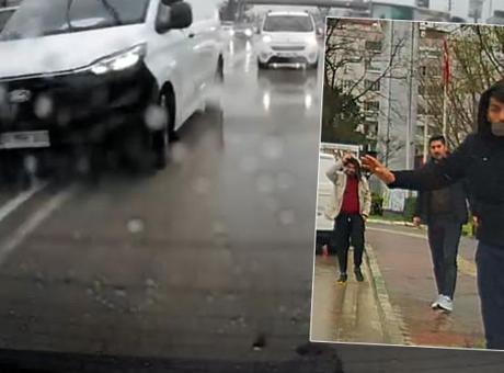 Minibüsten İnen Yolcu, Sürücüye Saldırdı: O Anlar Kamerada