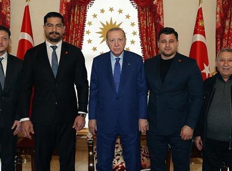 Cumhurbaşkanı Erdoğan, Türkiye Güreş Federasyonu Başkanı Akgül ile Görüştü