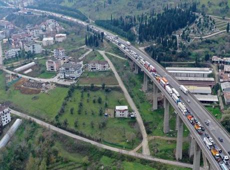 Kocaeli TEM Otoyolu'nda Zincirleme Kaza: 2 TIR ve 2 Otomobil Çarpıştı
