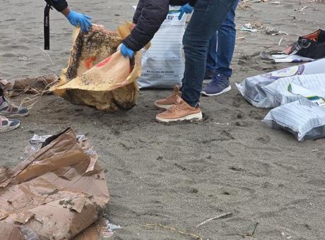 Samandağ Sahilinde Gizemli Çuval Paniği: İçinden Uyuşturucu Çıktı