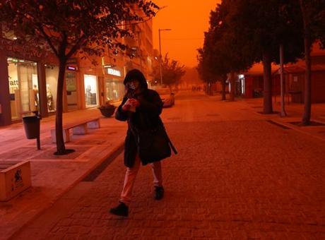 Yunanistan'da Çöl Tozu Gökyüzünü Kırmızıya Bürüdü