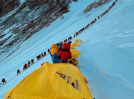 Everest'te Şok Dolandırıcılık: Dağcılar Yemeklerine Karbonat Katılarak Hastalandı!