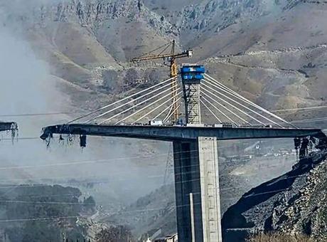 İran'daki B1 Köprüsü'ne Hava Saldırısı: İki Kişi Hayatını Kaybetti