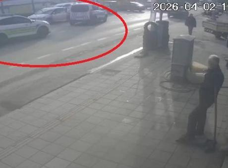 Bursa'da Seyir Halindeyken Silahlı Saldırıya Uğrayan Şahıs, Polise Sığındı