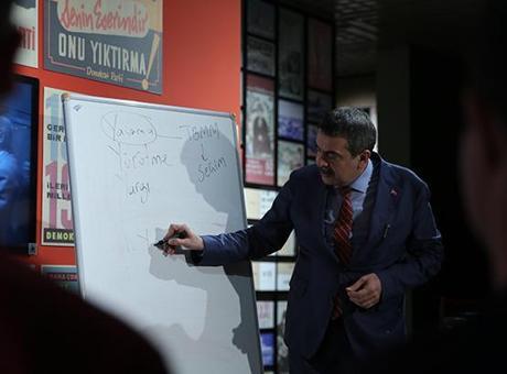 Milli Eğitim Bakanı Tekin'den Lise Öğrencilerine Demokrasi Dersi