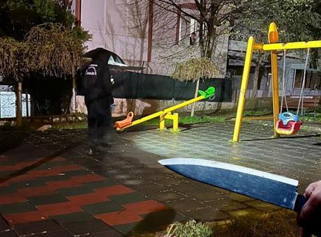 İzmir'de Çocuk Parkında Bıçaklı Saldırı: 2 Yaşındaki Çocuk Yaralandı