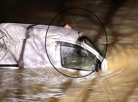 Köprüköy'de Nehirde Mahsur Kalan Sürücü İçin Kahramanlık Gösterildi