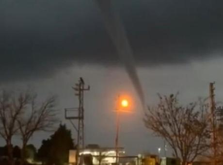 Mardin'de Sağanak Yağış Öncesi Hortum Korkuttu
