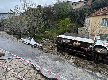 Aydın'da Şiddetli Yağış Sonrası İstinat Duvarı Çöktü, Araçlar Hasar Gördü