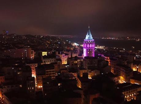 Galata Kulesi, Kanser Farkındalığı İçin Mor Işıkla Aydınlatıldı