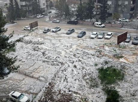 Adana'da Meteoroloji'nin Sarı Kod Uyarısı Sonrası Cadde ve Sokaklar Dolu ile Beyaza Büründü
