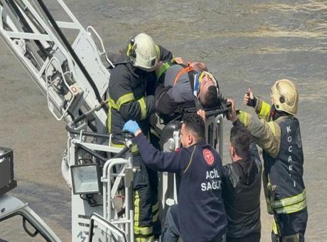 Kocaeli'de Dereye Düşen Kamyonet Sürücüsü Hayatını Kaybetti