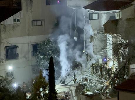 İran'ın Füzesi Hayfa'yı Vurdu: 4 Yaralı