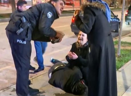 Aksaray'da 'Yan Bakma' Nedenli Çatışma: Acılı Anne Oğlunun Yanında Feryat Etti