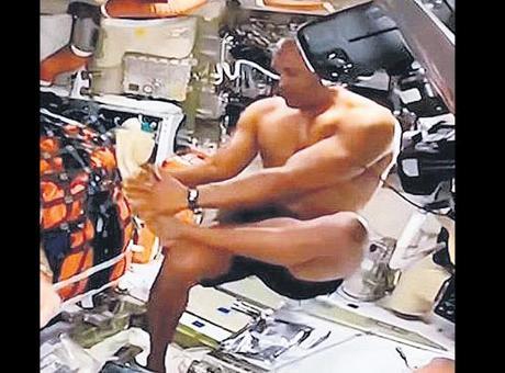 Uzayda Yaşanan İlginç An: Astronot Victor Glover, 'Uzay Duşu' Alırken Yakalandı