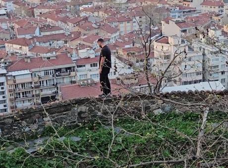 Bursa'da Tophane Surlarında İntihar Tehdidi: Alkollü Adam 4 Saat İkna Edilmeye Çalıştı