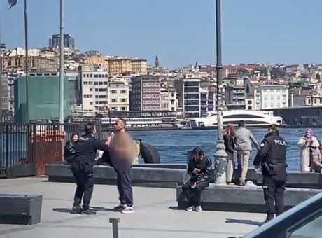 Sirkeci'de Şok Eden Olay: Döner Bıçağını Kullanarak Kendi Boğazını Kesti