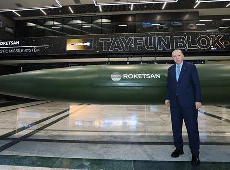 Cumhurbaşkanı Erdoğan, ROKETSAN Tesislerinin Açılışında Tayfun Blok-4 Füzesini İmzaladı