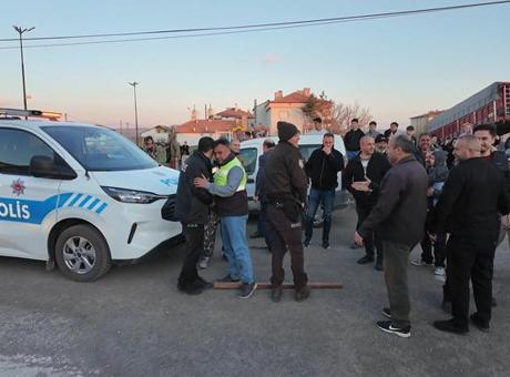 Sivas'ta Polislere Unutulmaz Sürpriz! Kavga İhbarıyla Gelen Şarkışla Ekibine Davul Zurna Eşliğinde Kutlama