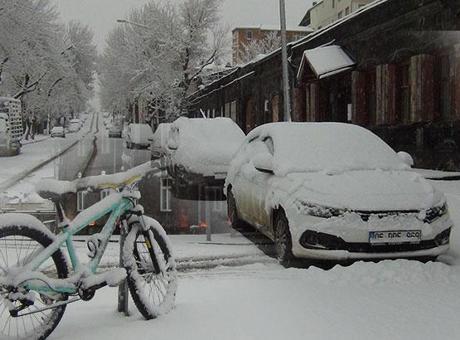 Nisan Ayında Kars'ta Beklenmedik Kar Yağışı: Şehir Beyaza Büründü