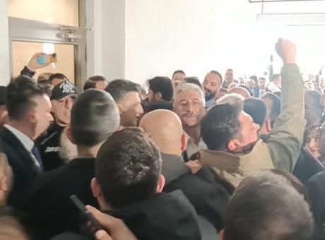 Bursa'da Seçim Öncesi Gerilim Tırmandı: Belediye Önünde Polis Müdahalesi