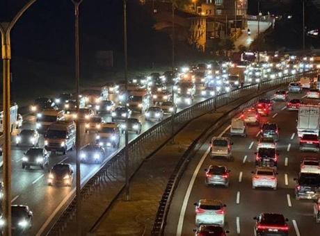 İstanbul Akşam Trafiği Alev Aldı: Yoğunluk Yüzde 81'e Ulaştı