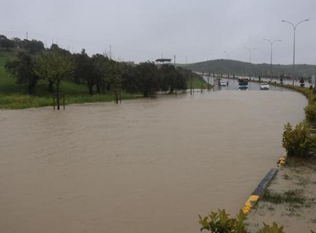 Hatay Valiliği'nden Açıklama: Antalya İlçesinde Eğitime Sağanak Yağış Nedeniyle Ara Verildi