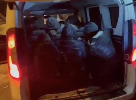 Hatay'da Kaçak Göçmen Operasyonu: 52 Kişi Yakalandı, 12 Organizatör Tutuklandı